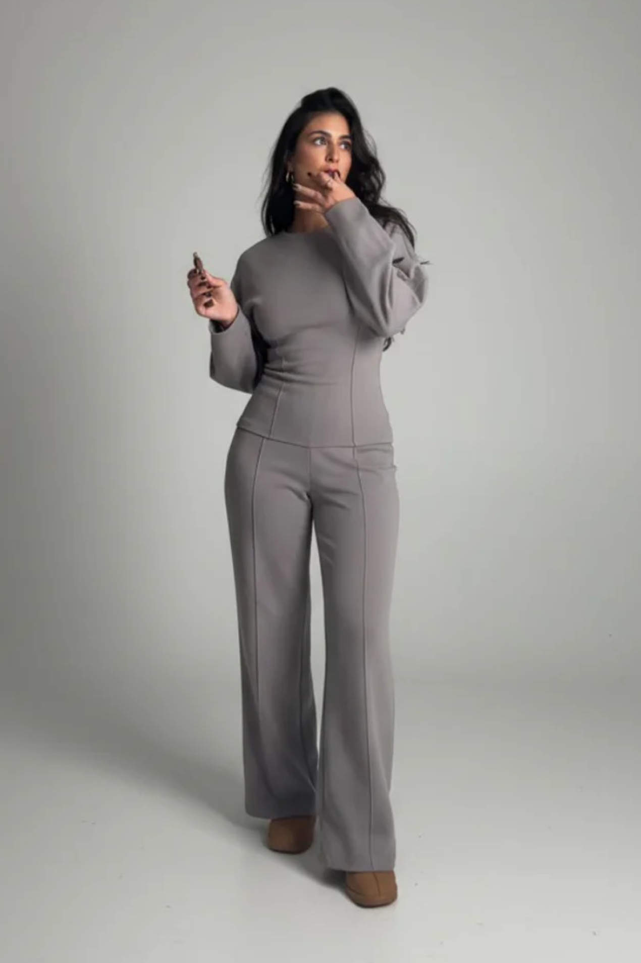 Completo Elegante da Donna - Top Aderente a Maniche Lunghe e Pantaloni a Gamba Larga