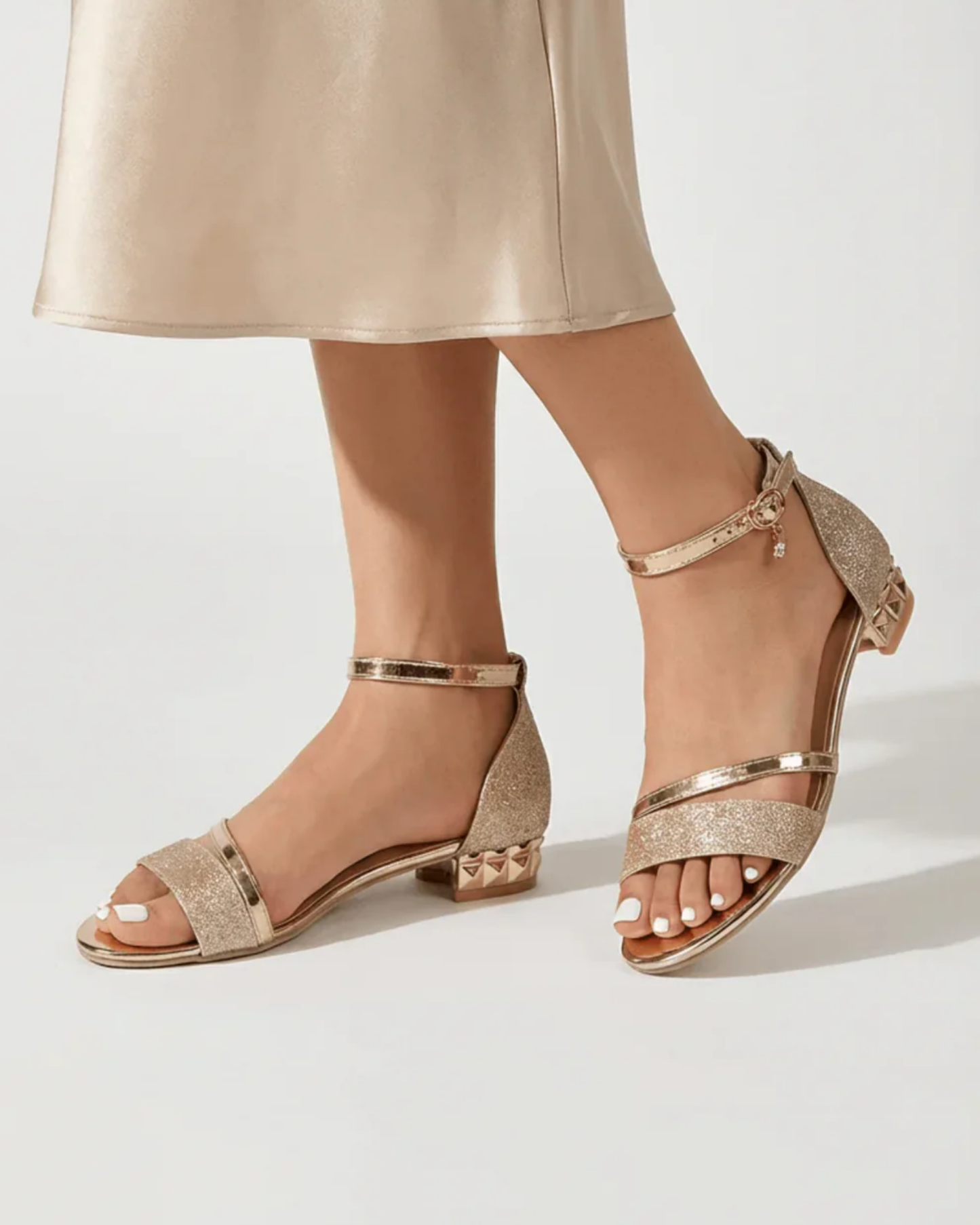 Sandali Donna con Tacco Largo e Cinturino alla Caviglia – Eleganza Moderna