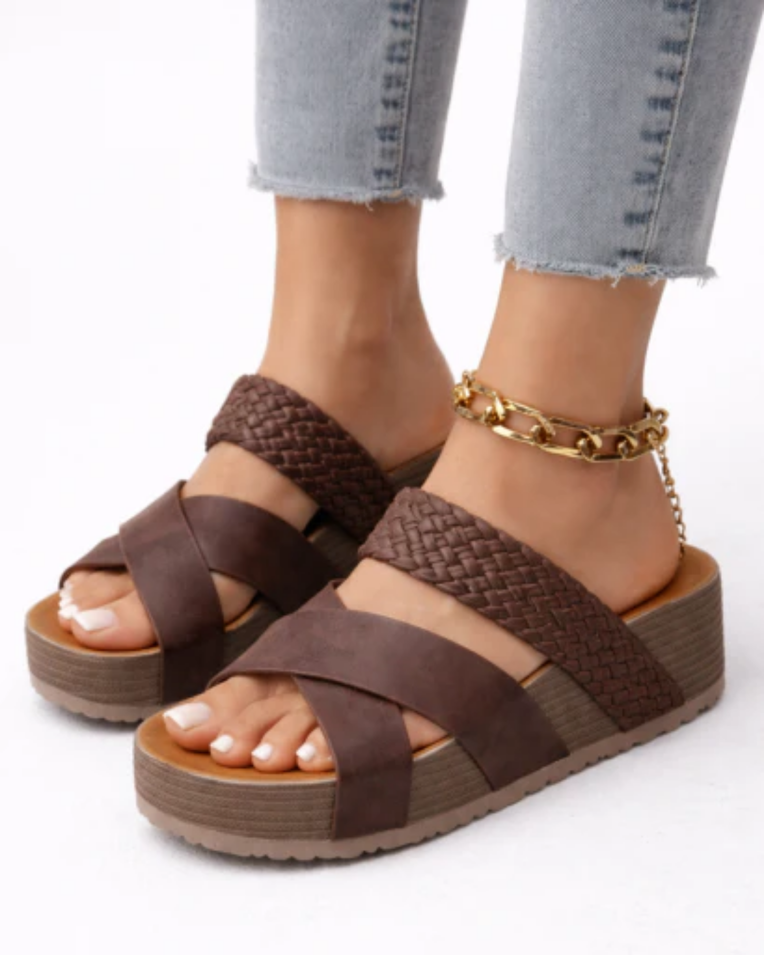 Sandales compensées femme à brides croisées avec bride tressée et semelle épaisse texturée