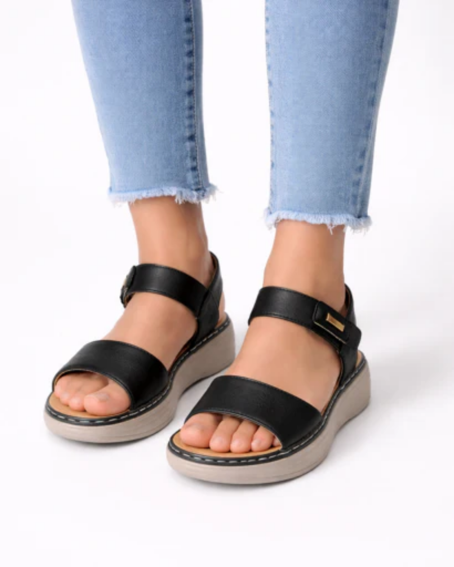 Sandales plateforme à brides – bout ouvert, bride arrière et fermeture scratch