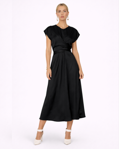 Vestito Lungo di Raso con Vita Annodata e Taglio Incrociato Elegante