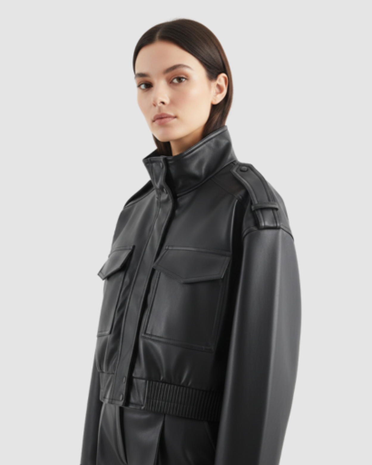 Veste courte en cuir à col montant et poches cargo