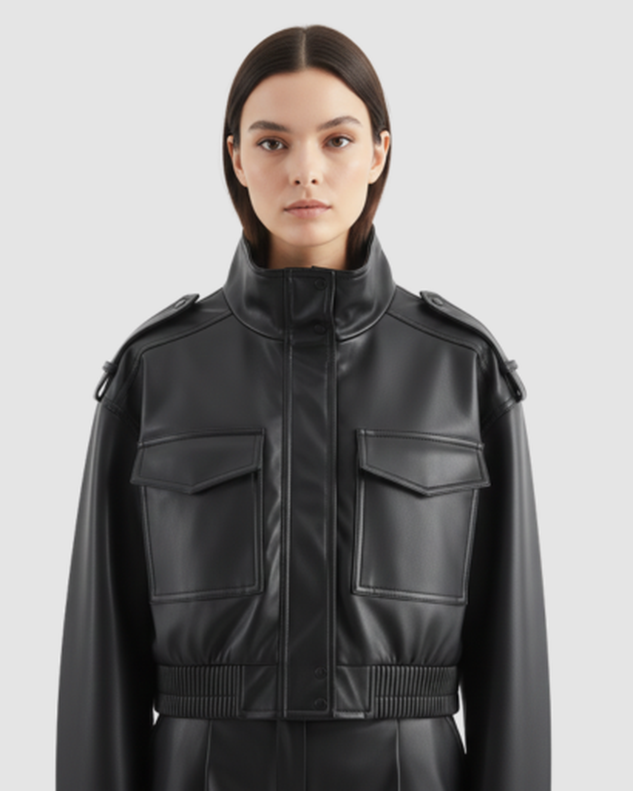 Veste courte en cuir à col montant et poches cargo