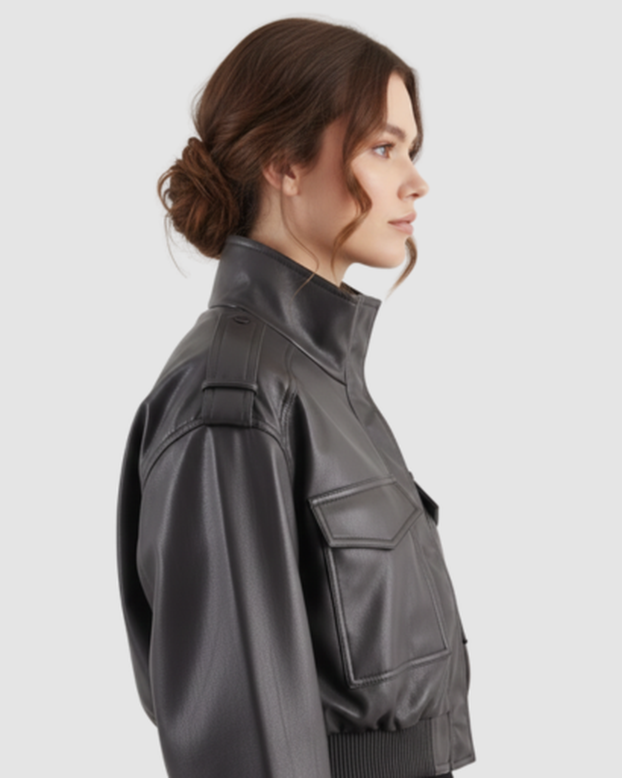 Veste courte en cuir à col montant et poches cargo