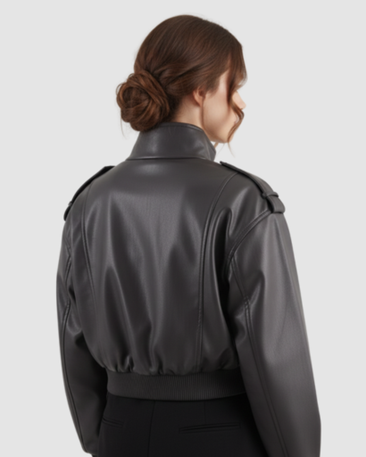 Veste courte en cuir à col montant et poches cargo