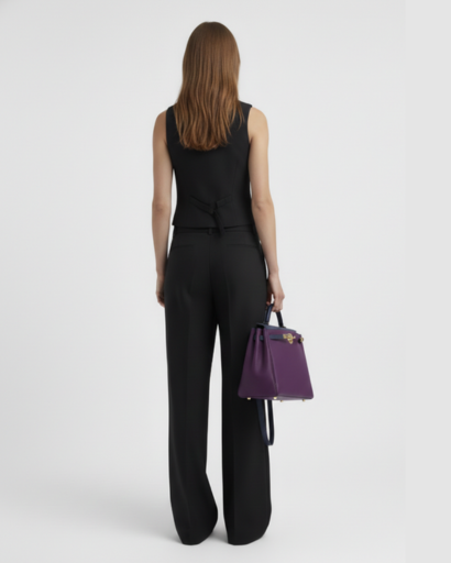 Completo tailleur da donna con gilet smanicato e pantaloni larghi a vita alta con pinces