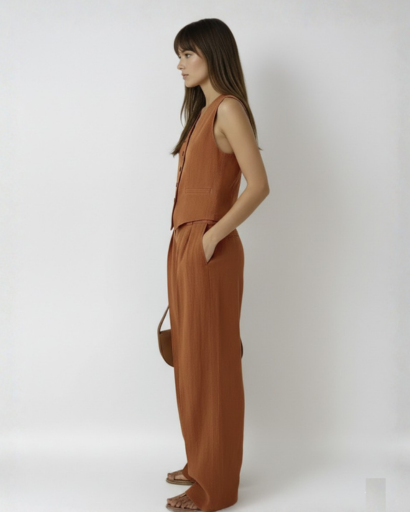 Completo tailleur da donna con gilet smanicato e pantaloni larghi a vita alta con pinces