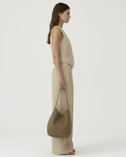 Completo tailleur da donna con gilet smanicato e pantaloni larghi a vita alta con pinces