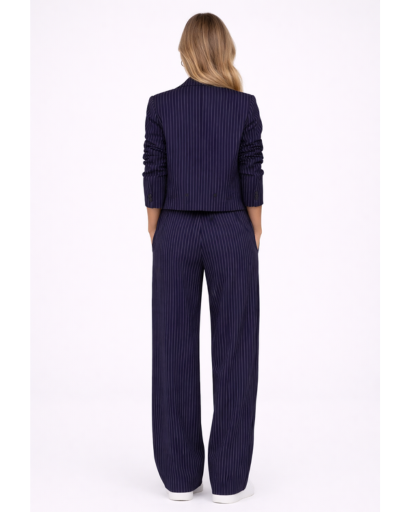 Ensemble tailleur femme à rayures avec blazer court et pantalon large