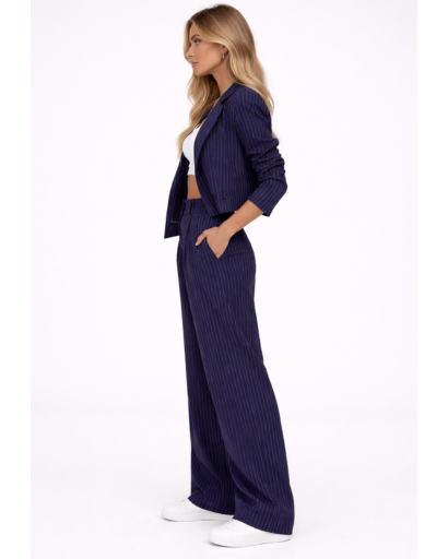 Ensemble tailleur femme à rayures avec blazer court et pantalon large