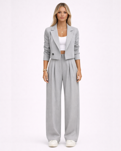 Ensemble tailleur femme à rayures avec blazer court et pantalon large