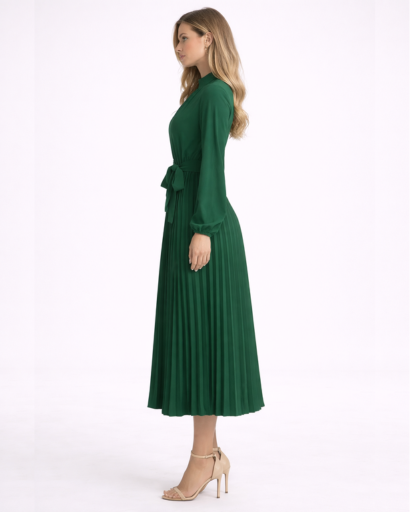 Robe midi plissée à manches longues avec col montant et ceinture