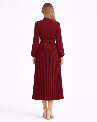 Robe midi plissée à manches longues avec col montant et ceinture