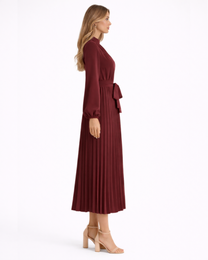 Robe midi plissée à manches longues avec col montant et ceinture