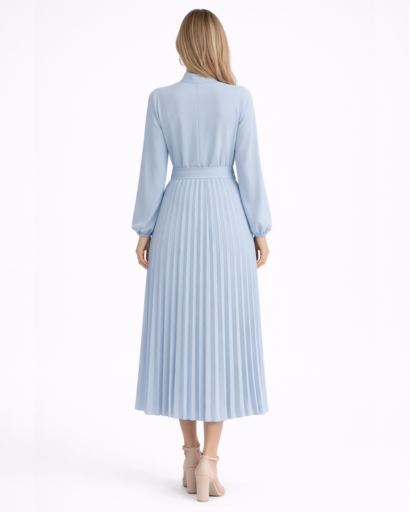 Robe midi plissée à manches longues avec col montant et ceinture