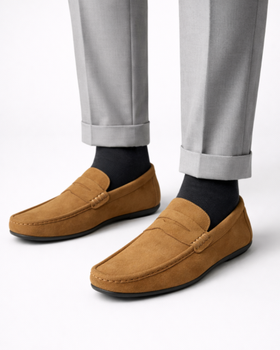 Mocassins homme en daim à enfiler avec couture apparente