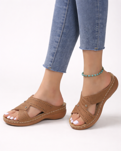 Sandali da donna con fasce incrociate traforate e suola comfort
