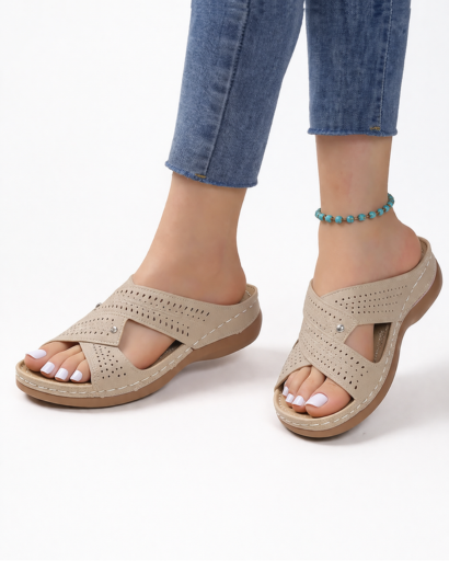 Sandali da donna con fasce incrociate traforate e suola comfort