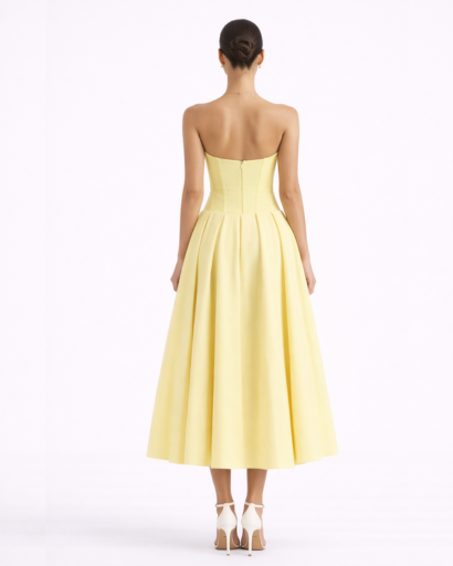 Robe bustier midi évasée avec décolleté structuré et taille cintrée
