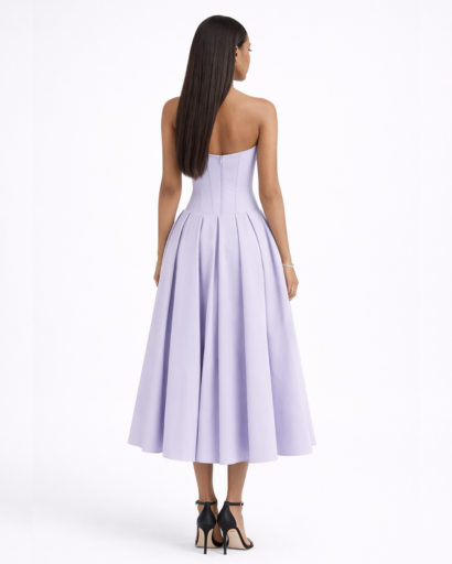 Robe bustier midi évasée avec décolleté structuré et taille cintrée