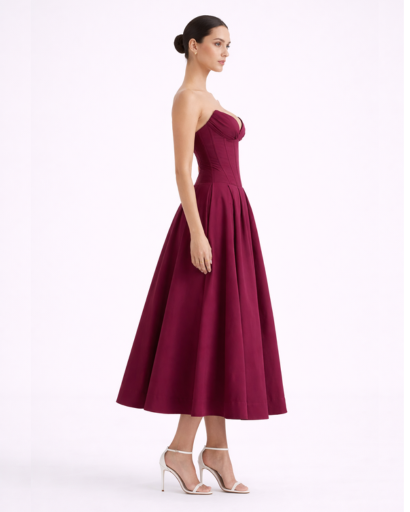 Robe bustier midi évasée avec décolleté structuré et taille cintrée